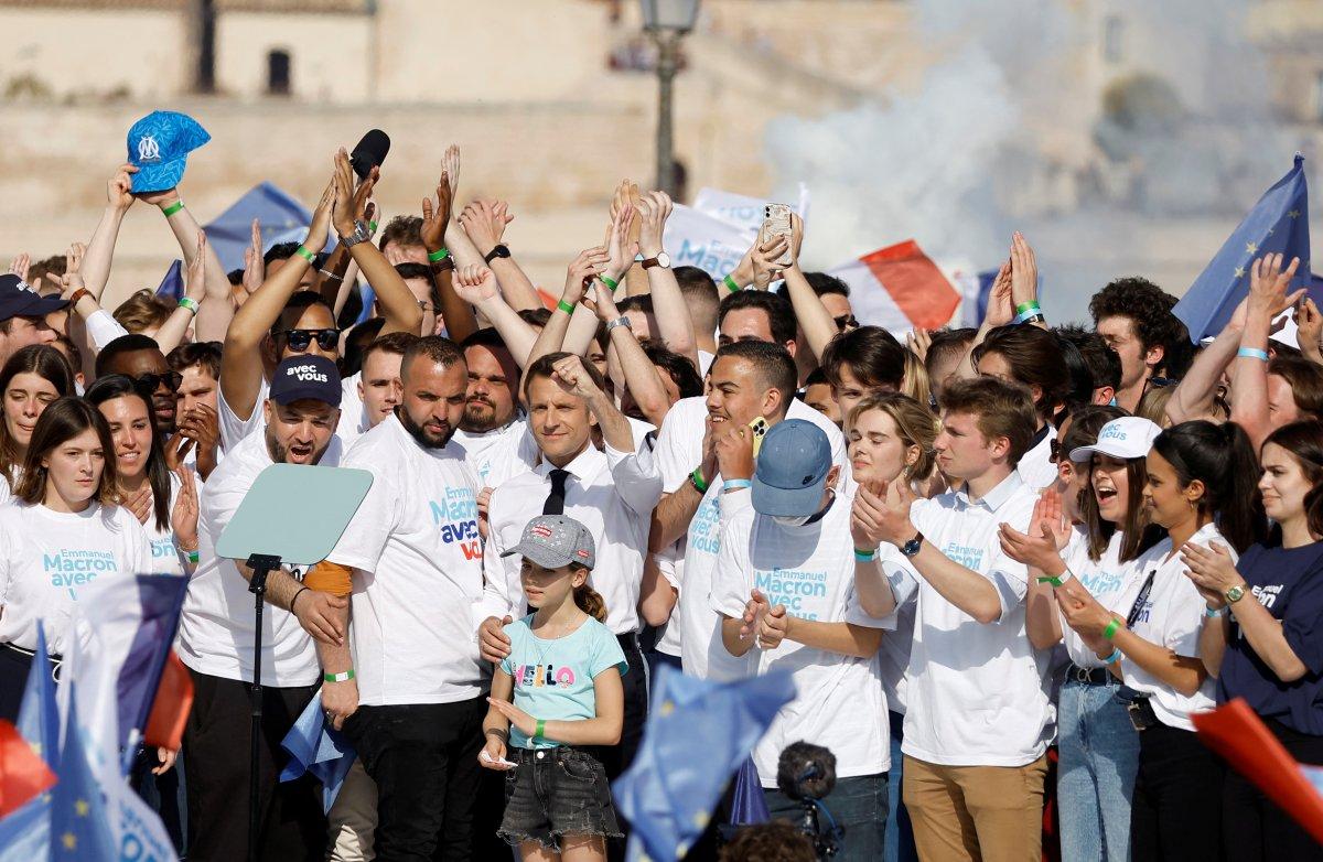 Emmanuel Macron'un rahat tavırları objektiflere yansıdı