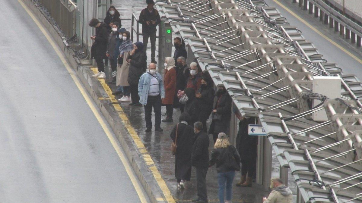 İstanbul'da okullar açıldı, trafik yoğunluğu arttı