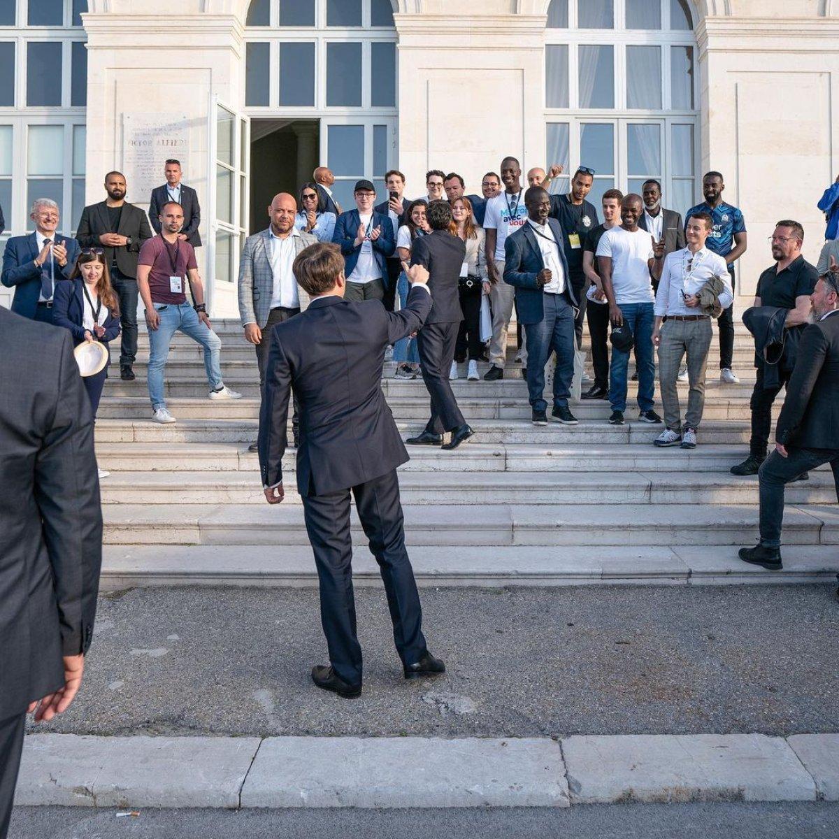 Emmanuel Macron'un rahat tavırları objektiflere yansıdı