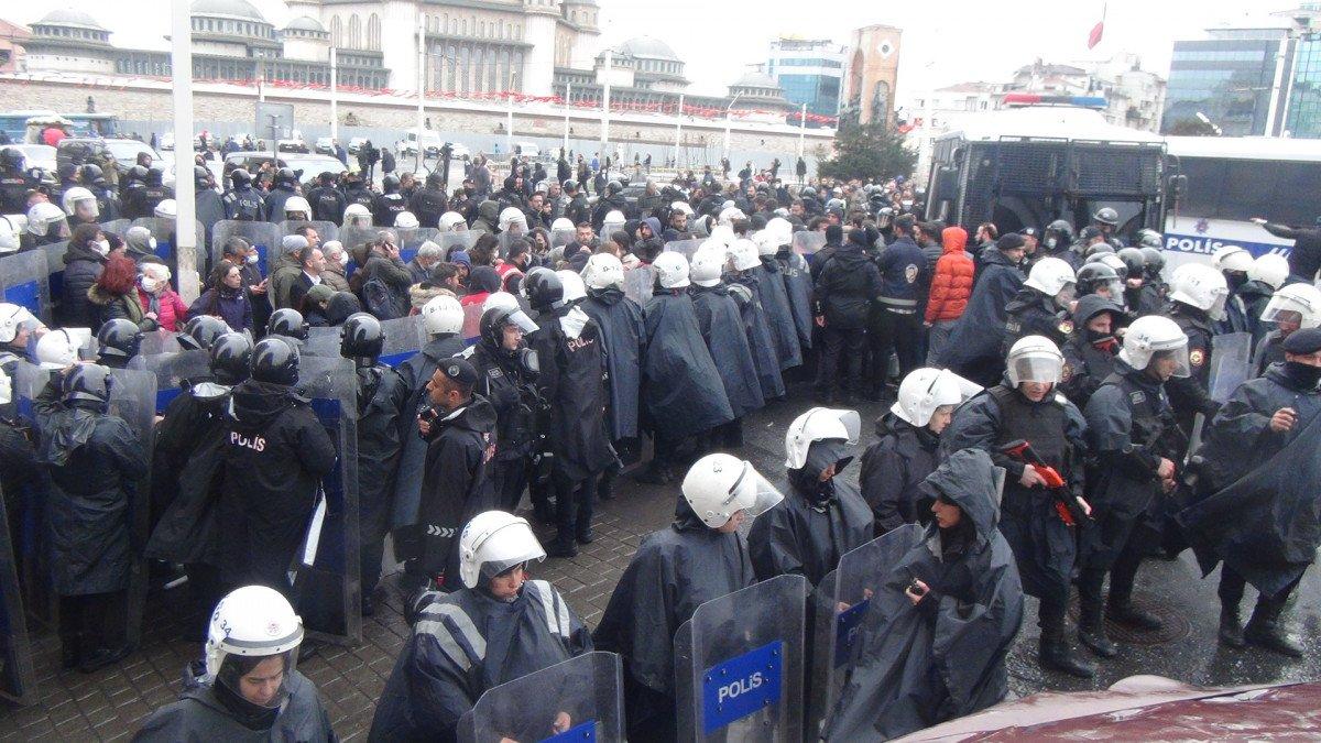 Taksim'de izinsiz basın açıklaması yapmak isteyen gruba polis müdahalesi