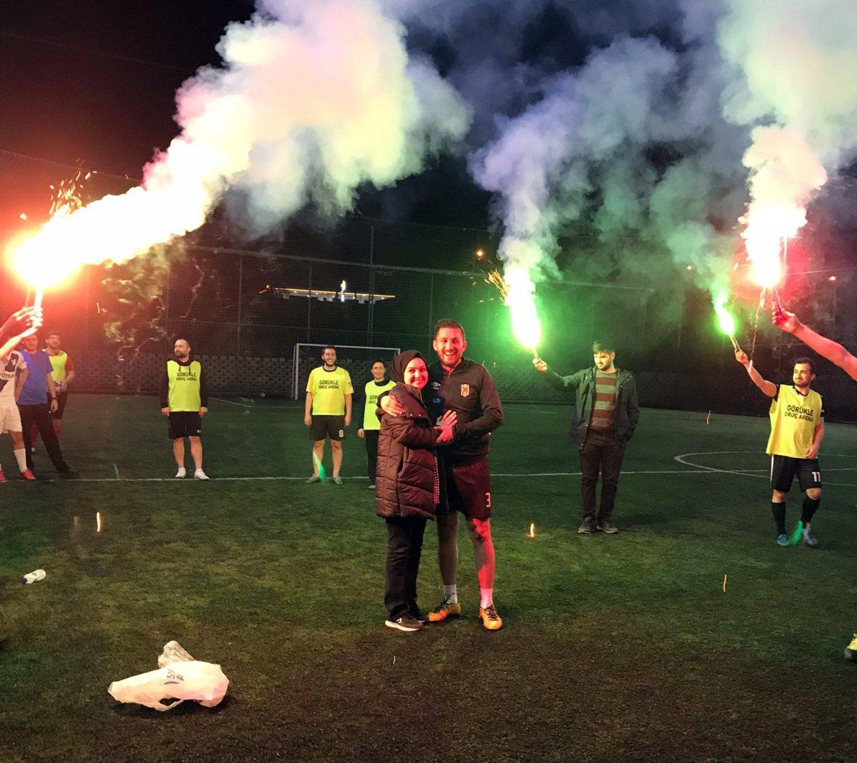 Kayseri'deki halı sahada sürpriz evlenme teklifi