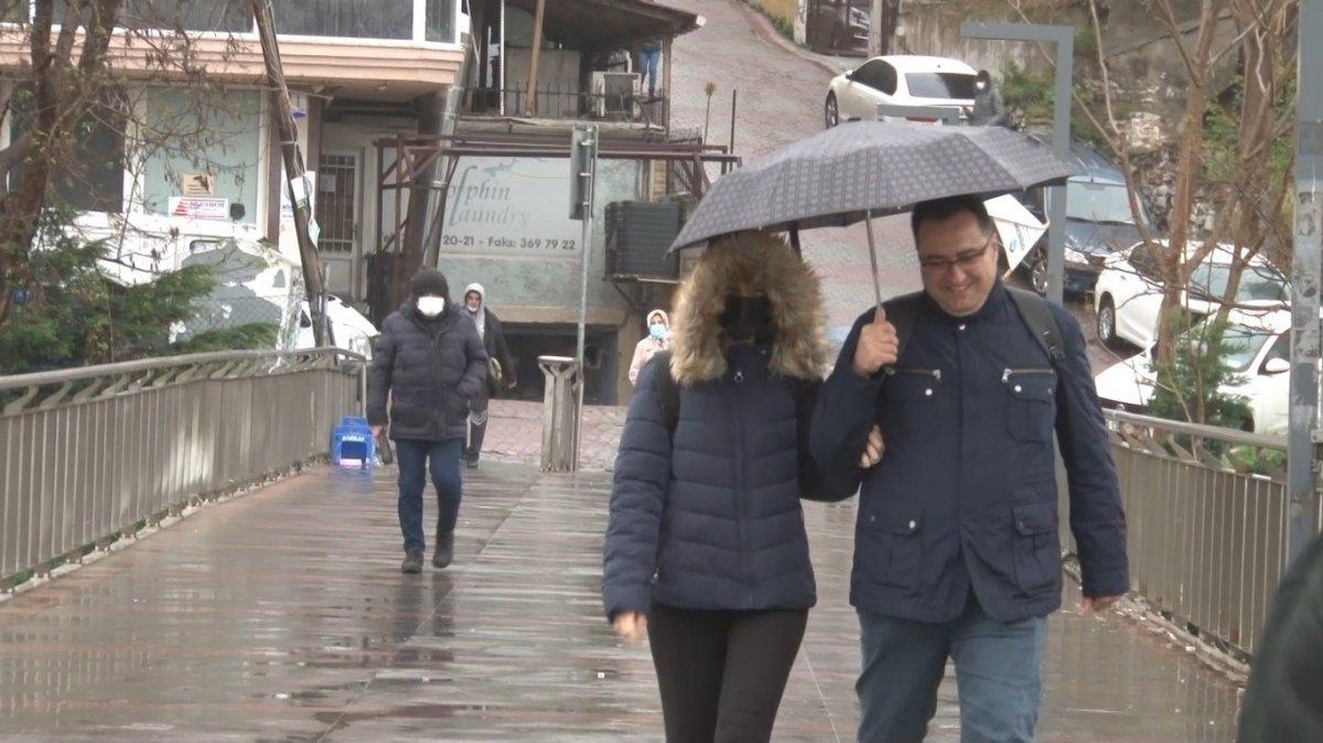 İstanbul'da okullar açıldı, trafik yoğunluğu arttı