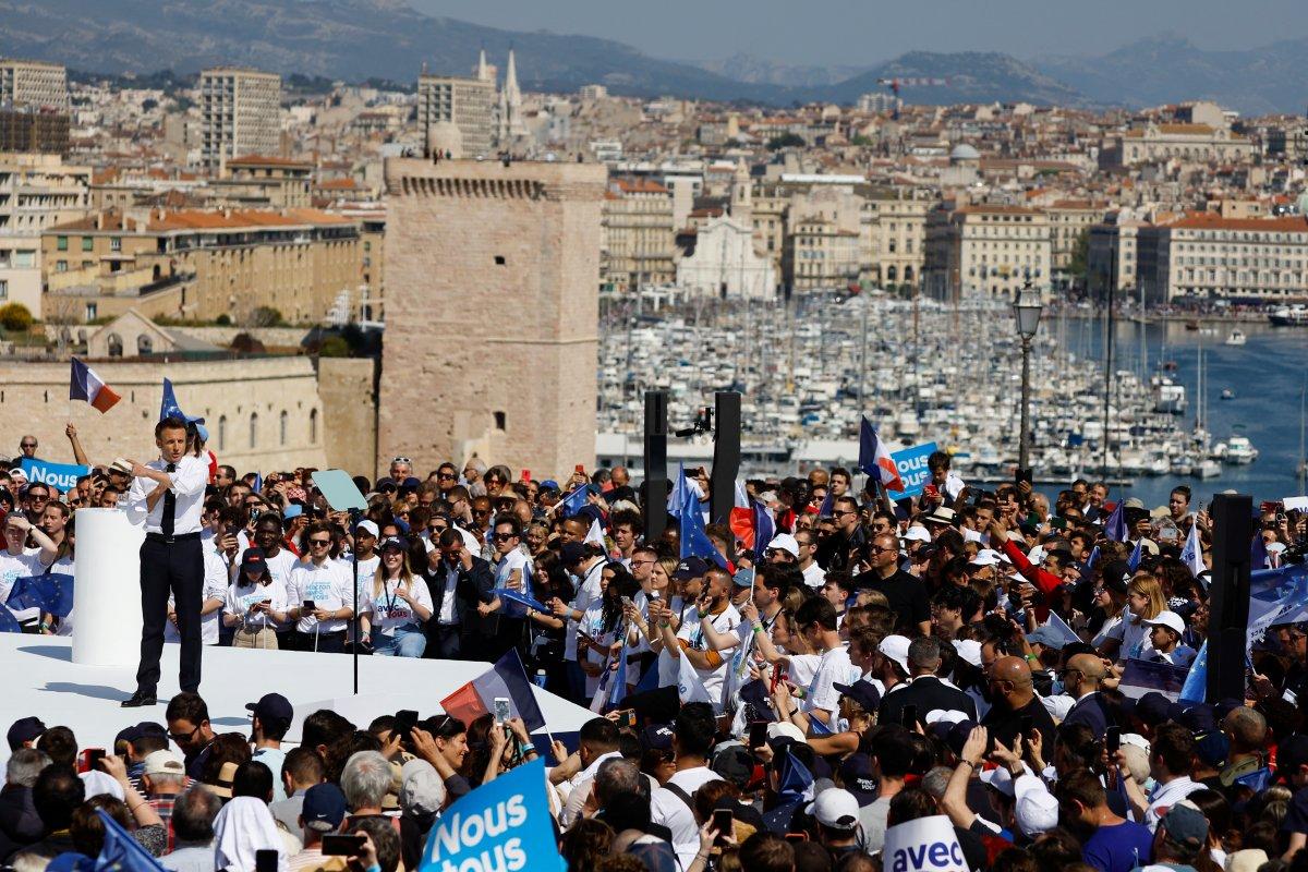 Emmanuel Macron'un rahat tavırları objektiflere yansıdı