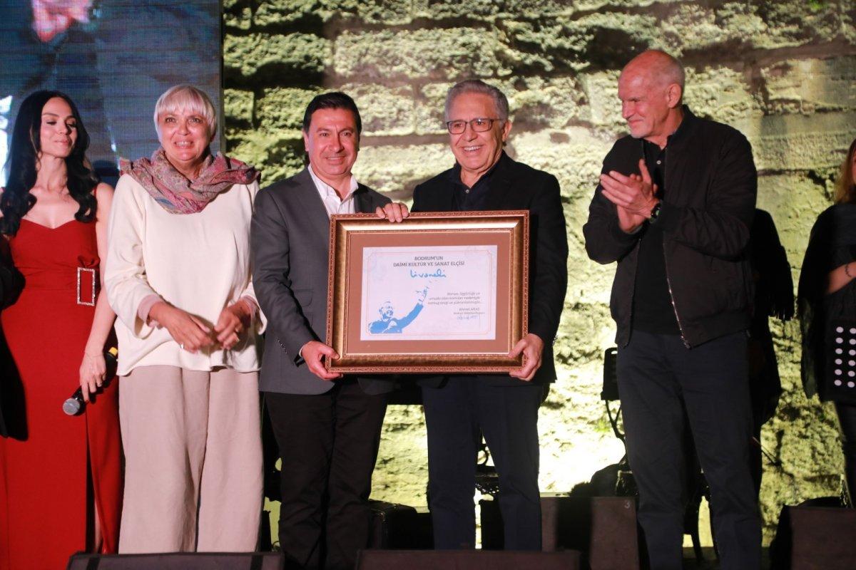 Yunanistan eski Başbakanı Yorgo Papandreou, Bodrum'da zeybek oynadı