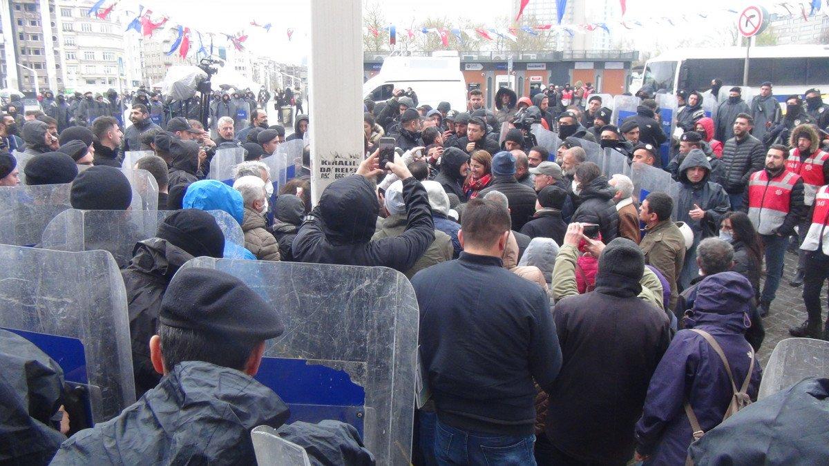 Taksim'de izinsiz basın açıklaması yapmak isteyen gruba polis müdahalesi