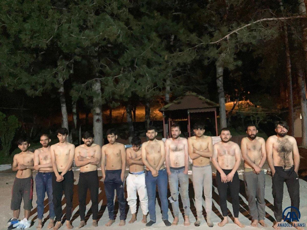 Kırklareli'nde 84 düzensiz göçmen yarı çıplak halde bulundu