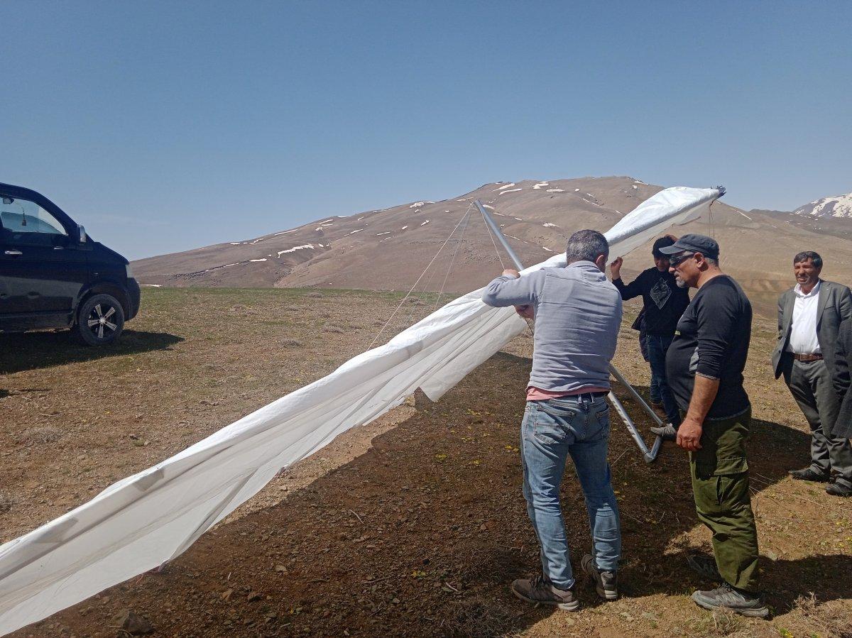Van'da kendi yaptığı yelken kanadıyla uçtu