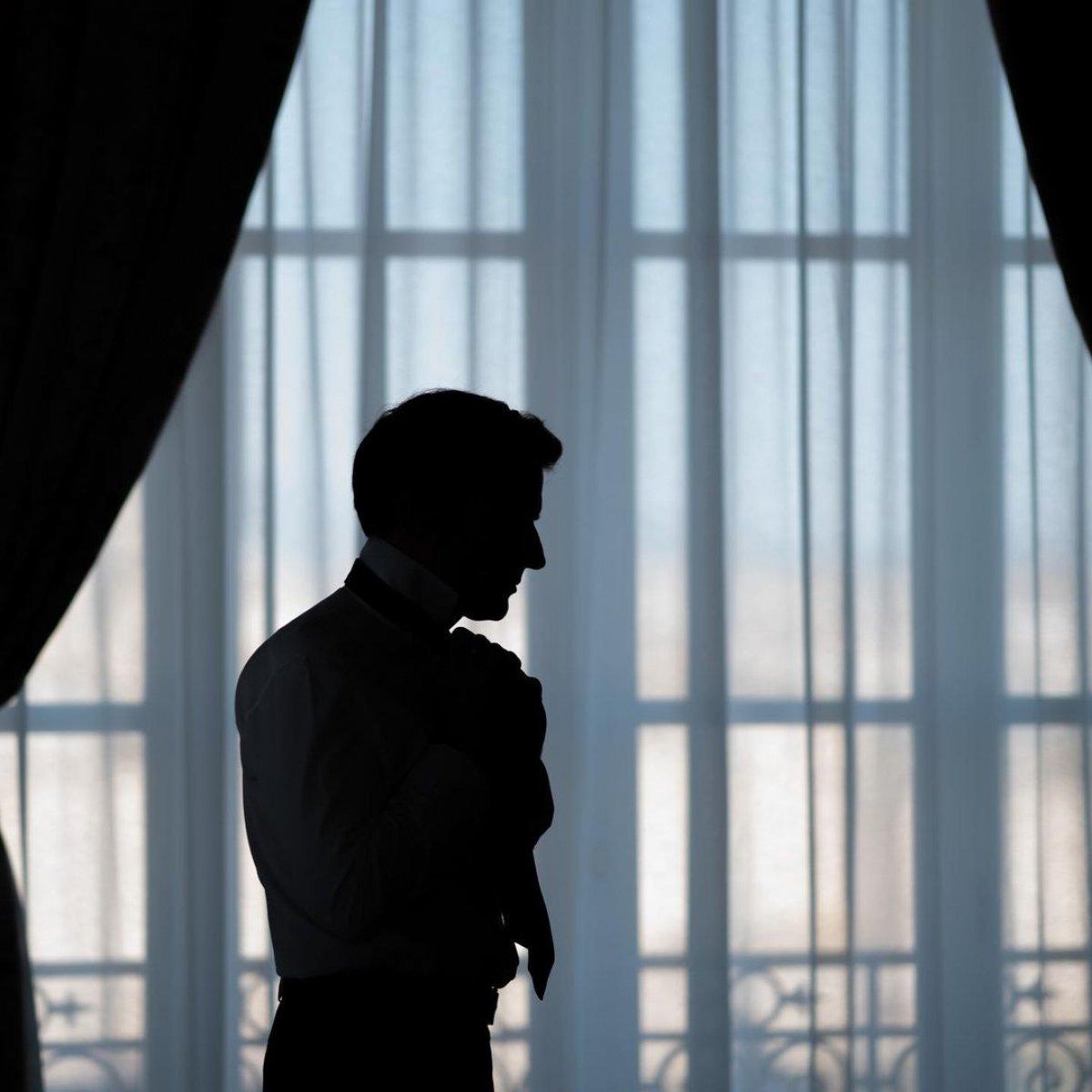 Emmanuel Macron'un rahat tavırları objektiflere yansıdı