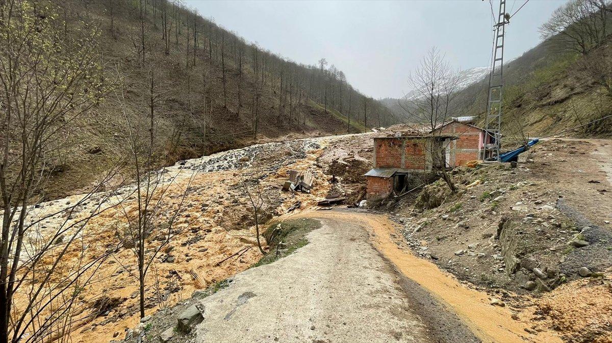 Trabzon’da heyelan evleri yuttu