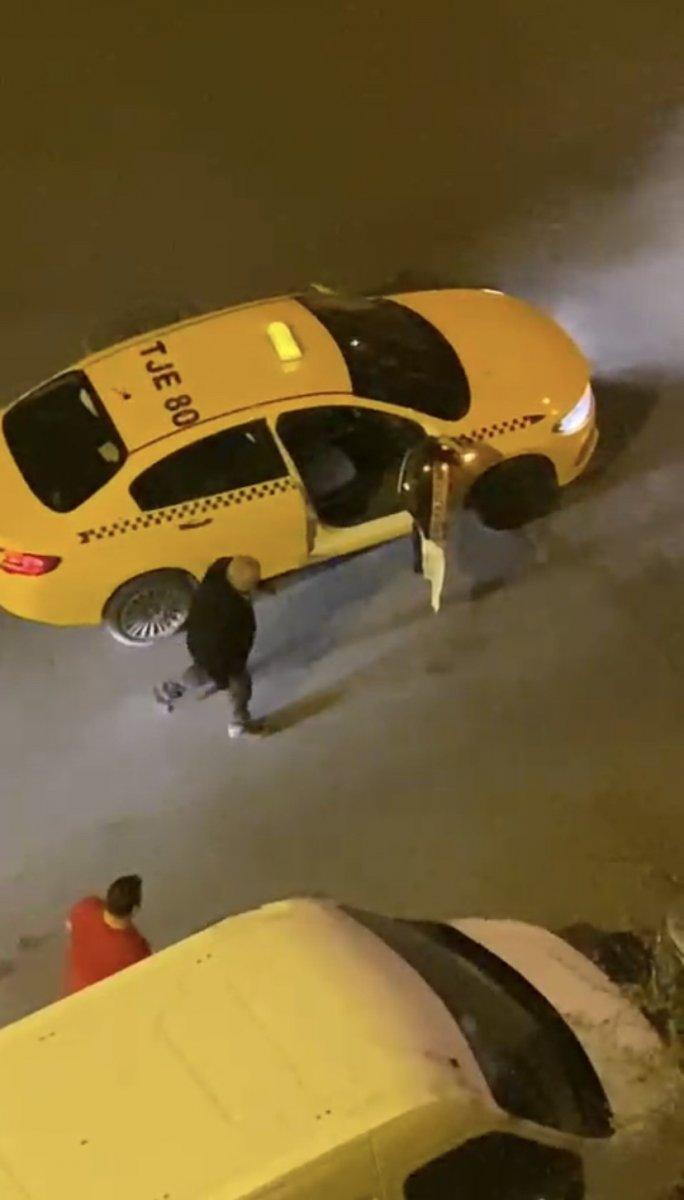 İstanbul'da taksici, yabancı çifti bıçakla tehdit etti
