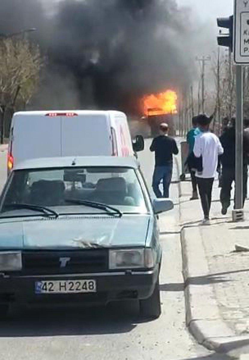 Konya’da kimyasal yüklü kamyon alev alev yandı