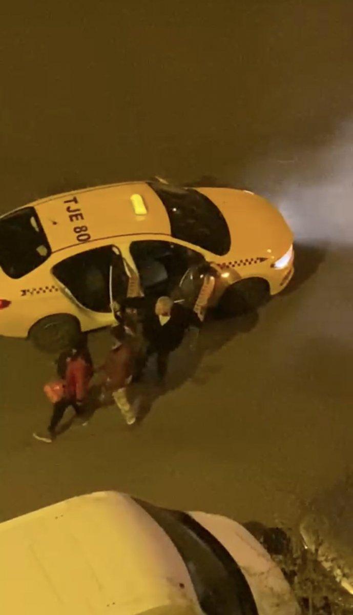 İstanbul'da taksici, yabancı çifti bıçakla tehdit etti