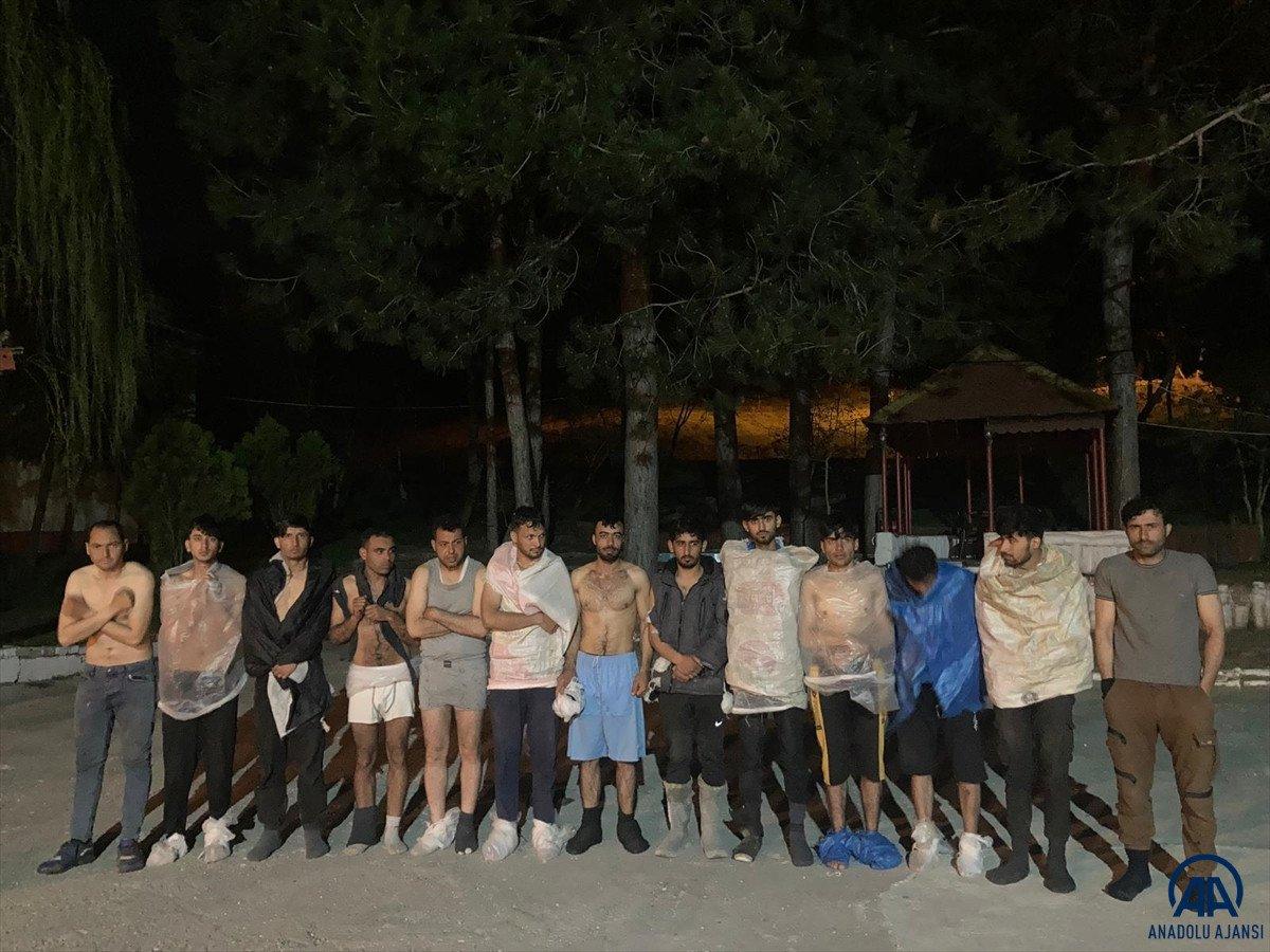 Kırklareli'nde 84 düzensiz göçmen yarı çıplak halde bulundu