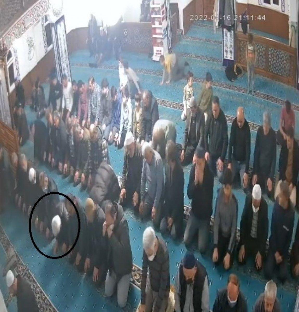 Sinop'ta bir kişi, camide namaz kıldığı sırada hayatını kaybetti