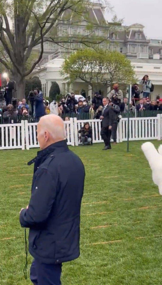 Biden, Paskalya tavşanı görünce Afganistan yorumunu yarıda bıraktı