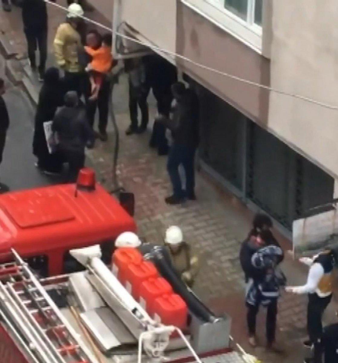 Sultangazi'de eşi evi terk eden Suriyeli, çocuklarını rehin aldı