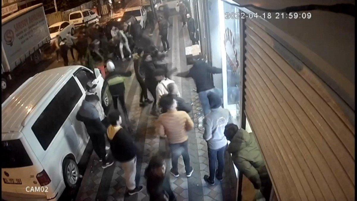 Sultangazi'de iki grubun kavgası kamerada