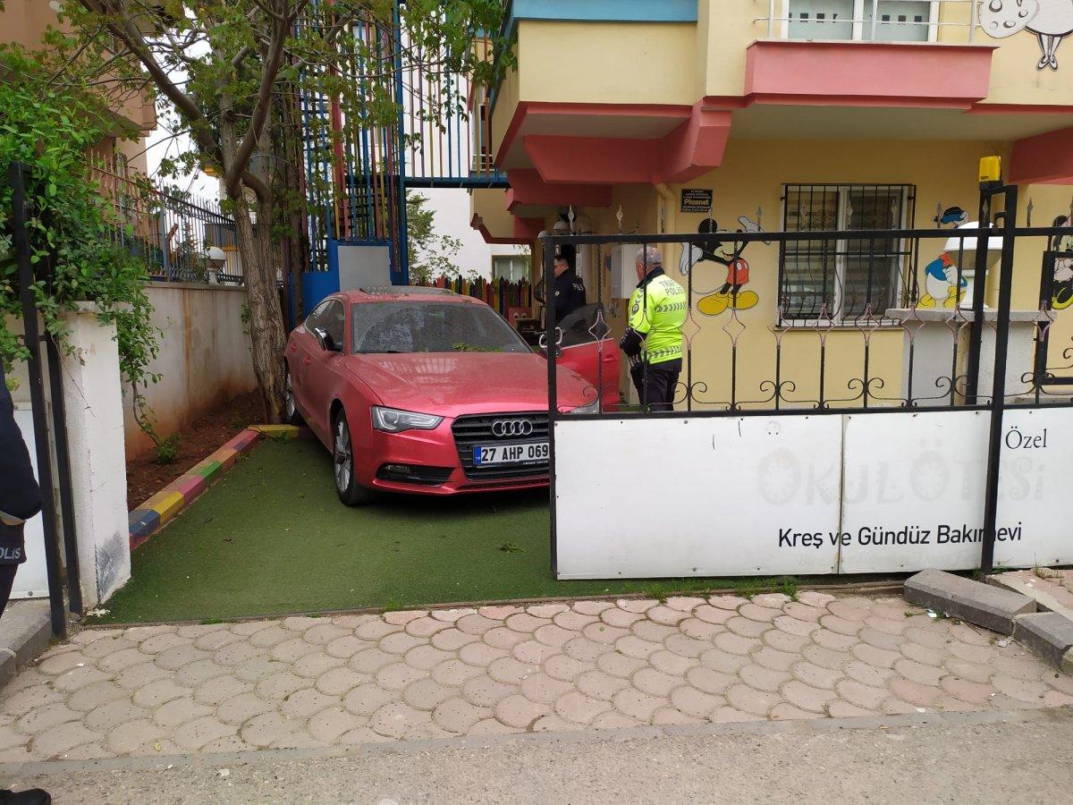 Gaziantep'te şaşırtan kaza: Aracıyla kreşe daldı yine de uyanmadı