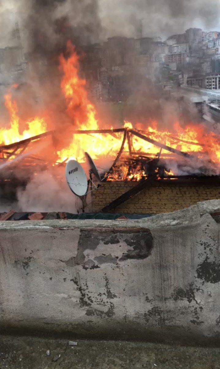 Eyüpsultan’da binanın çatısı alev alev yandı