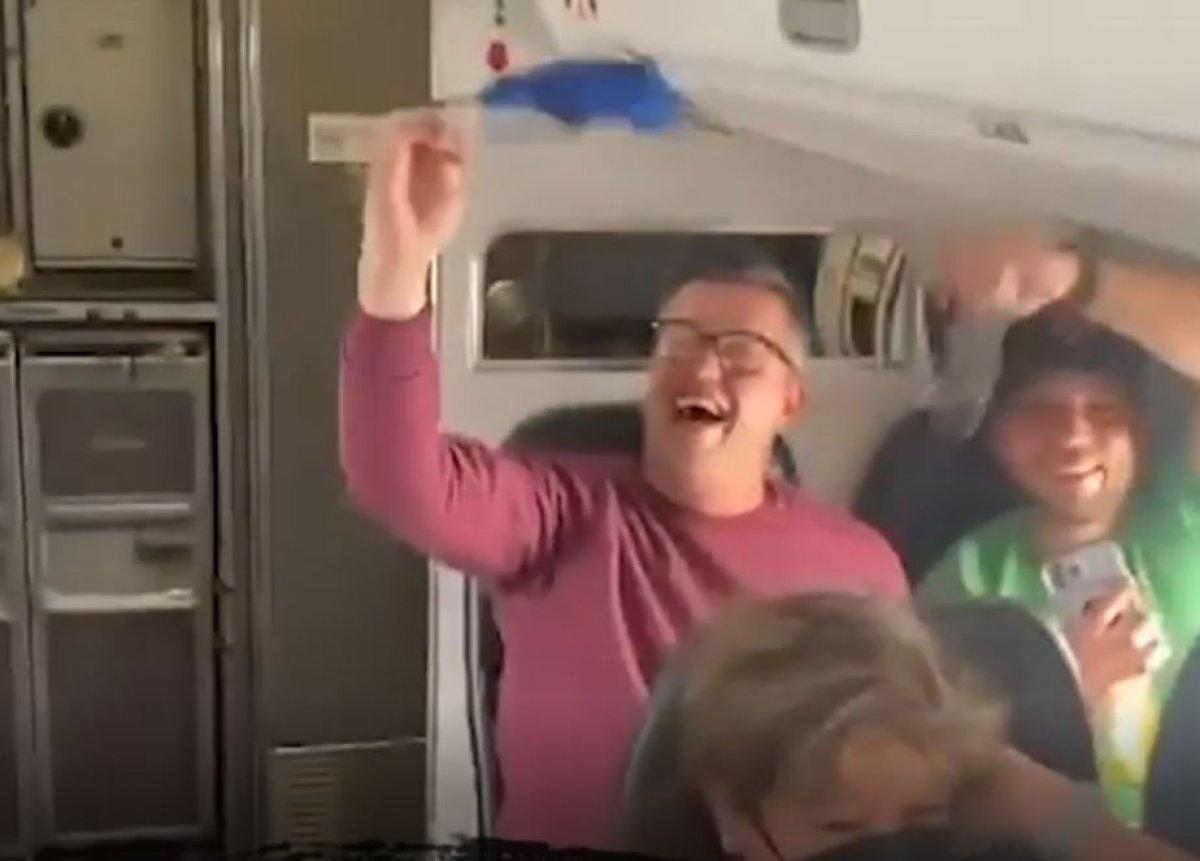 ABD'de uçakta maske kararı sevinci