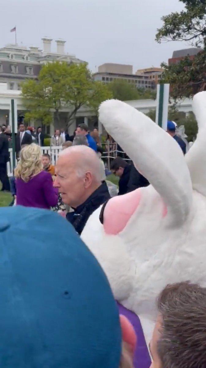 Biden, Paskalya tavşanı görünce Afganistan yorumunu yarıda bıraktı