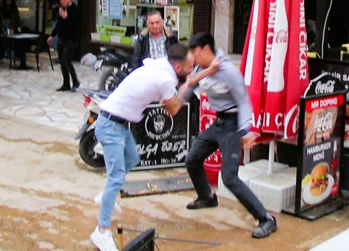 Denizli’de önce çocuğu ardından korumaya çalışan esnafı dövdüler