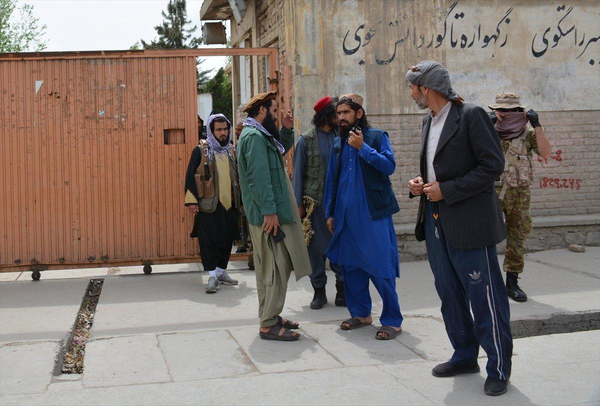 Afganistan'da liseye ve kursa bombalı saldırı