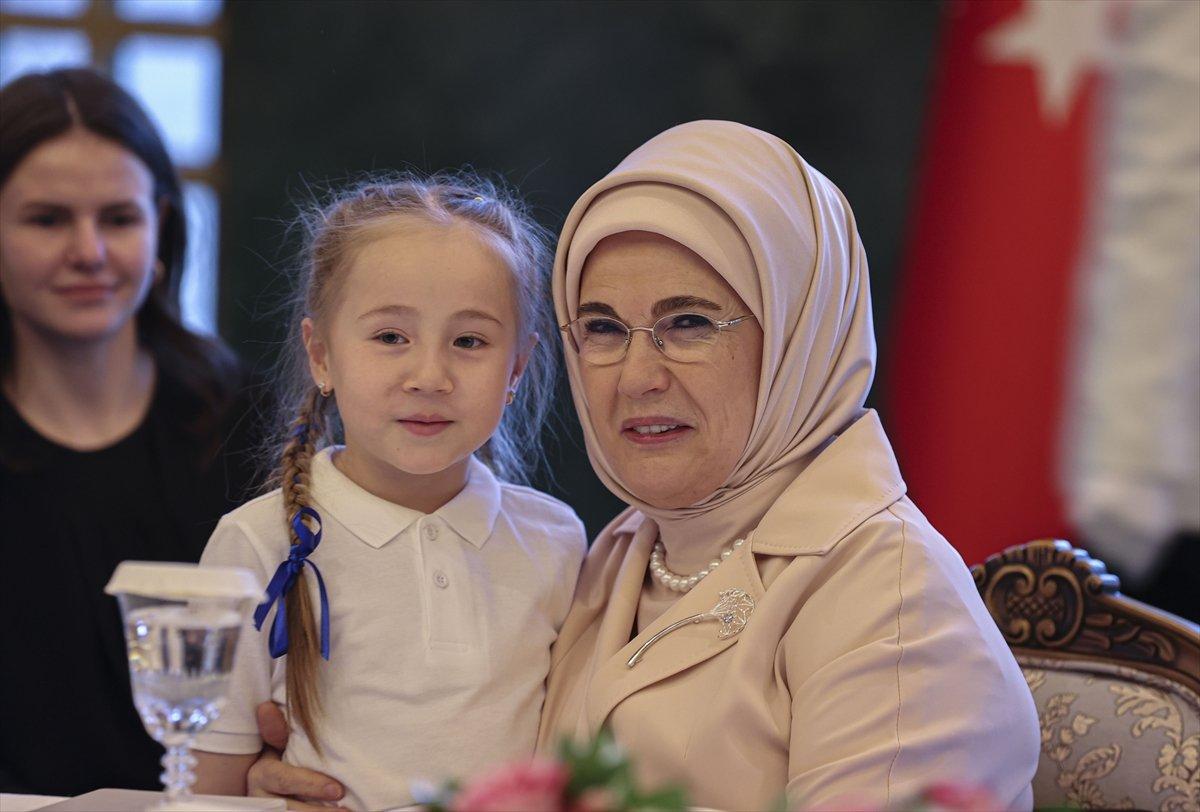 Emine Erdoğan Ukraynalı çocuklarla iftarda buluştu
