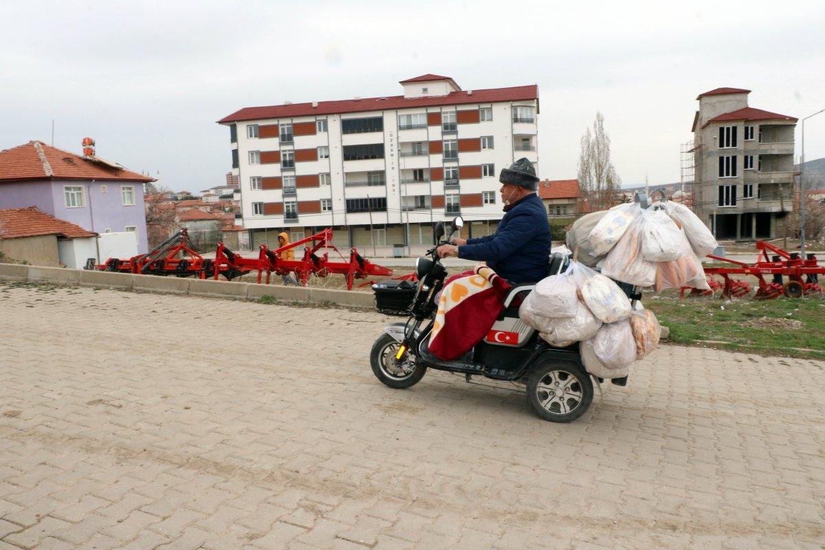 Yozgat'ta engelli aracıyla her gün 800 ekmek dağıtıyor