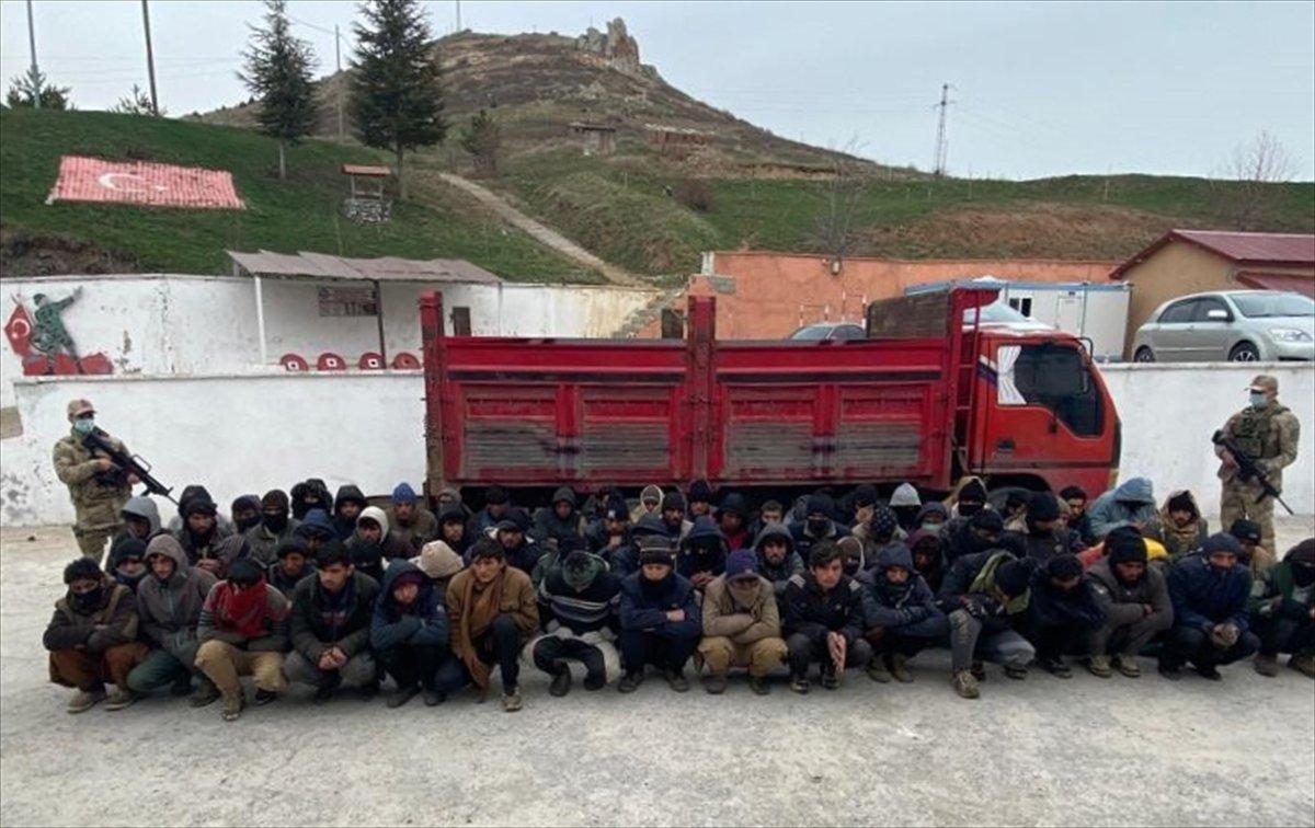 Bitlis’te iki araçtan, 110 kaçak göçmen çıktı