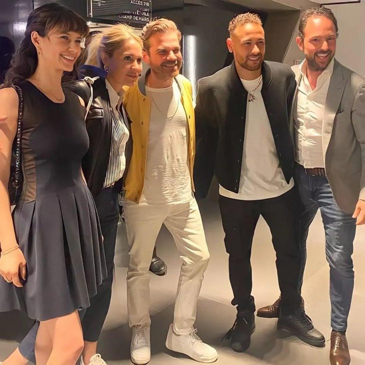 Kenan Doğulu ile Beren Saat, Neymar ile tanıştı