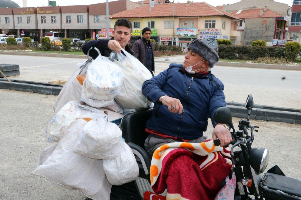 Yozgat'ta engelli aracıyla her gün 800 ekmek dağıtıyor