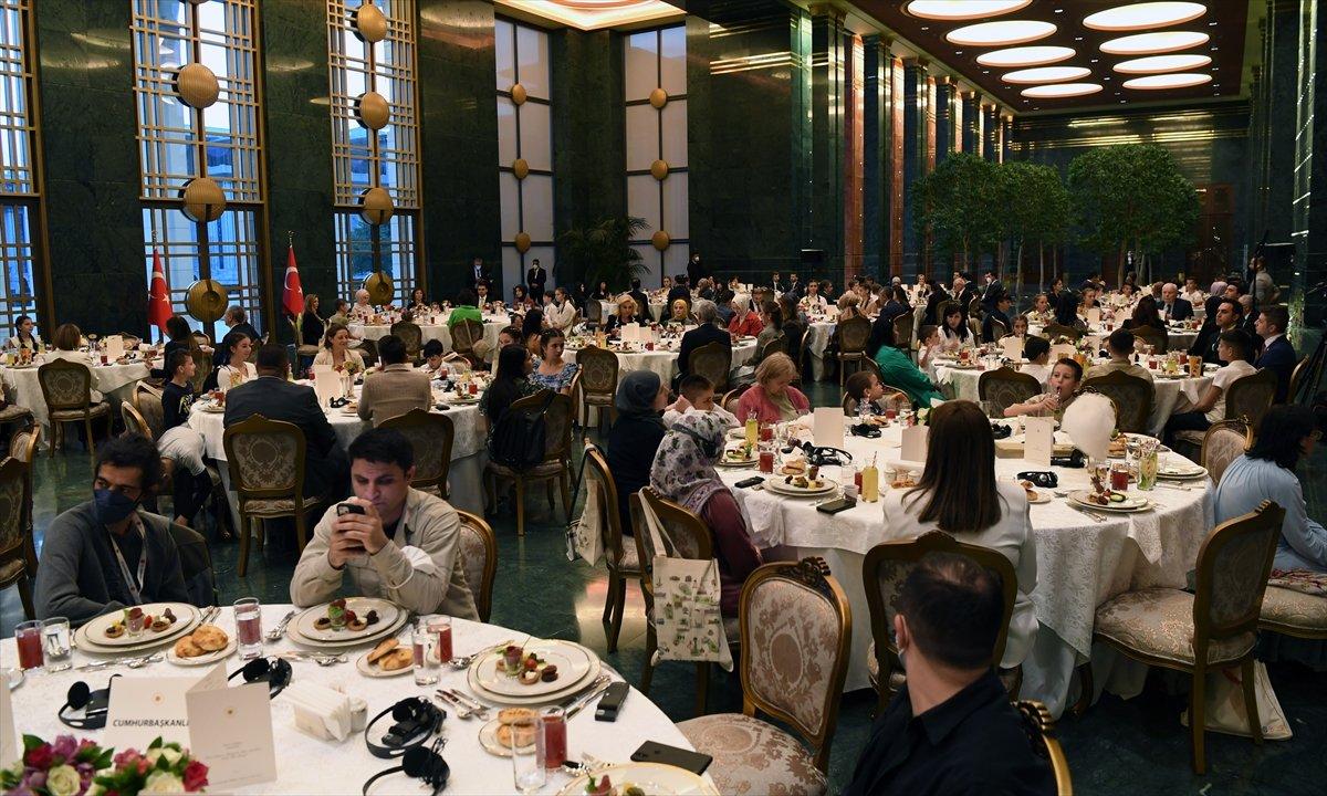 Emine Erdoğan Ukraynalı çocuklarla iftarda buluştu