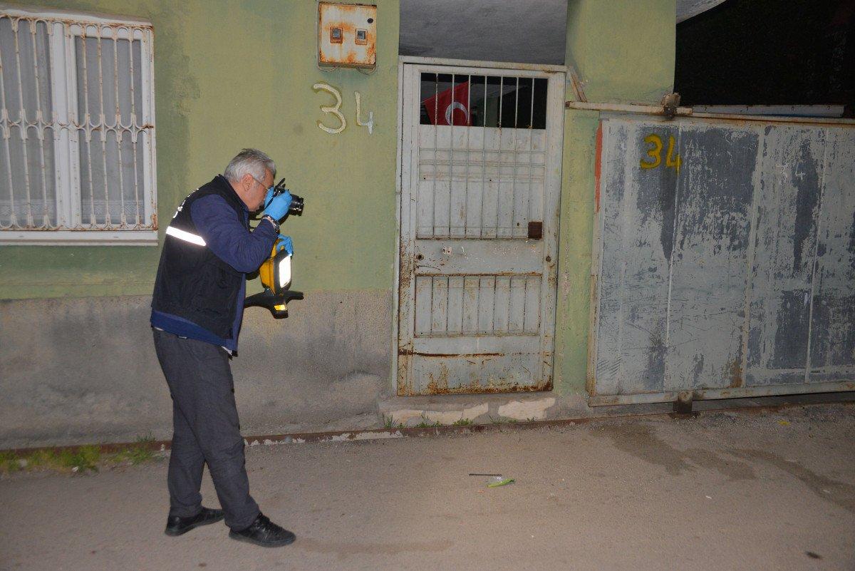 Adana’da bir genç yürürken başından vuruldu