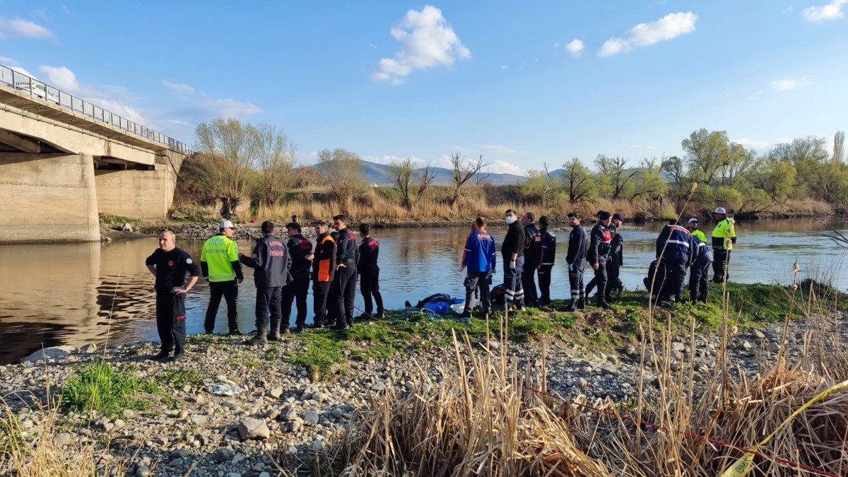 Kızılırmak Nehri'ne uçan araçtaki karı-koca öldü