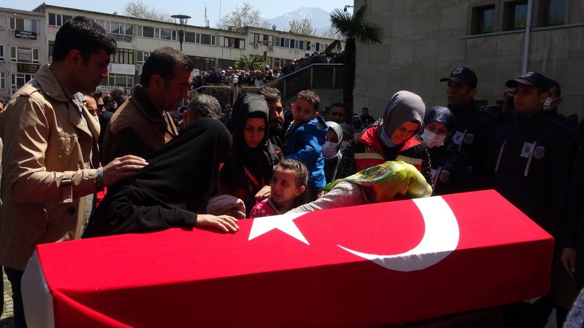 Süleyman Soylu ağlayan şehit kızını teselli etti