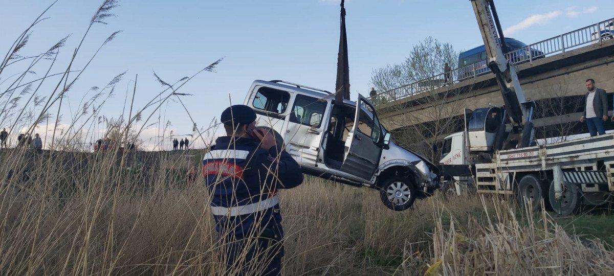 Kızılırmak Nehri'ne uçan araçtaki karı-koca öldü