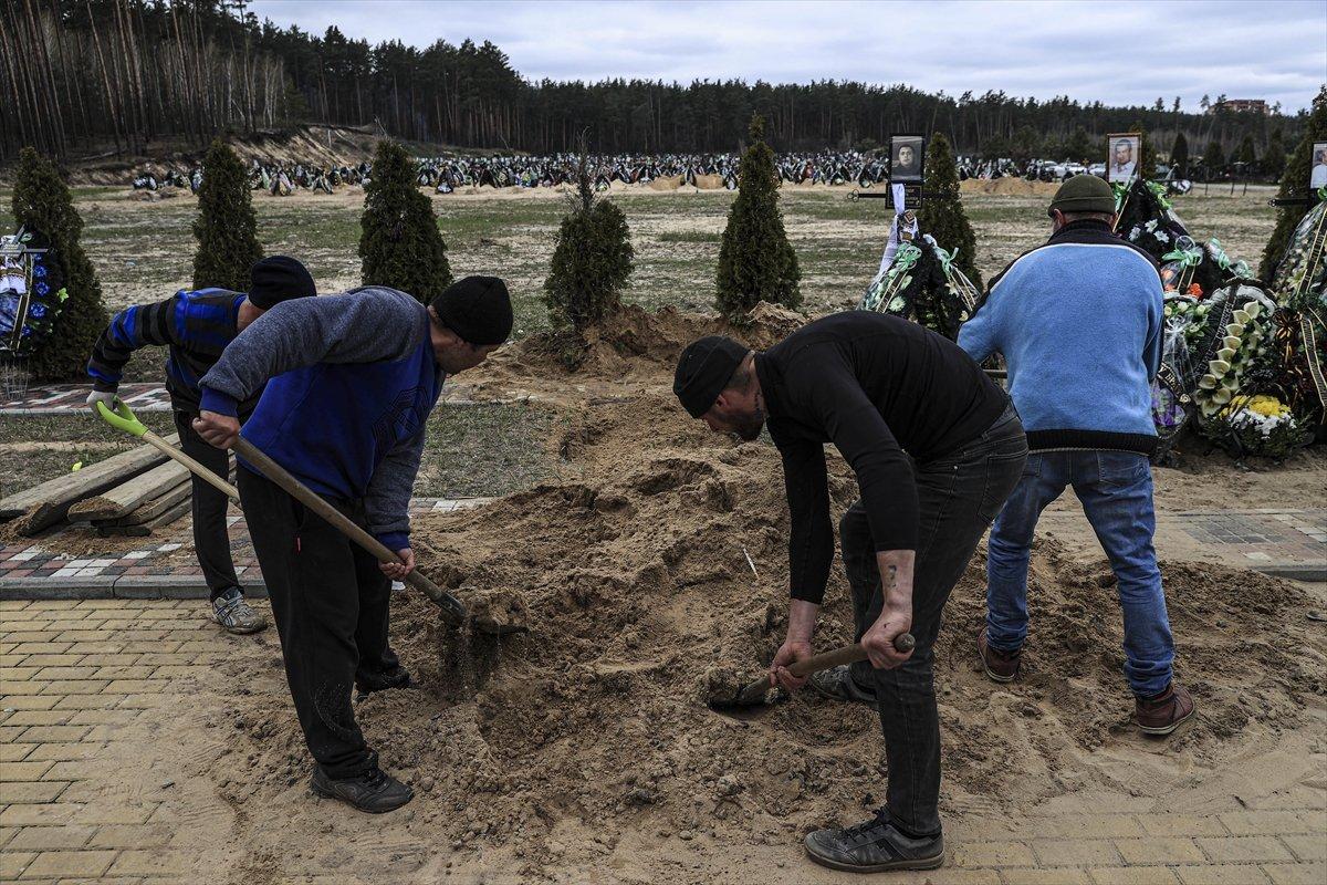 Buça'da cansız bedenler, kimlik tespiti sonrası defnediliyor