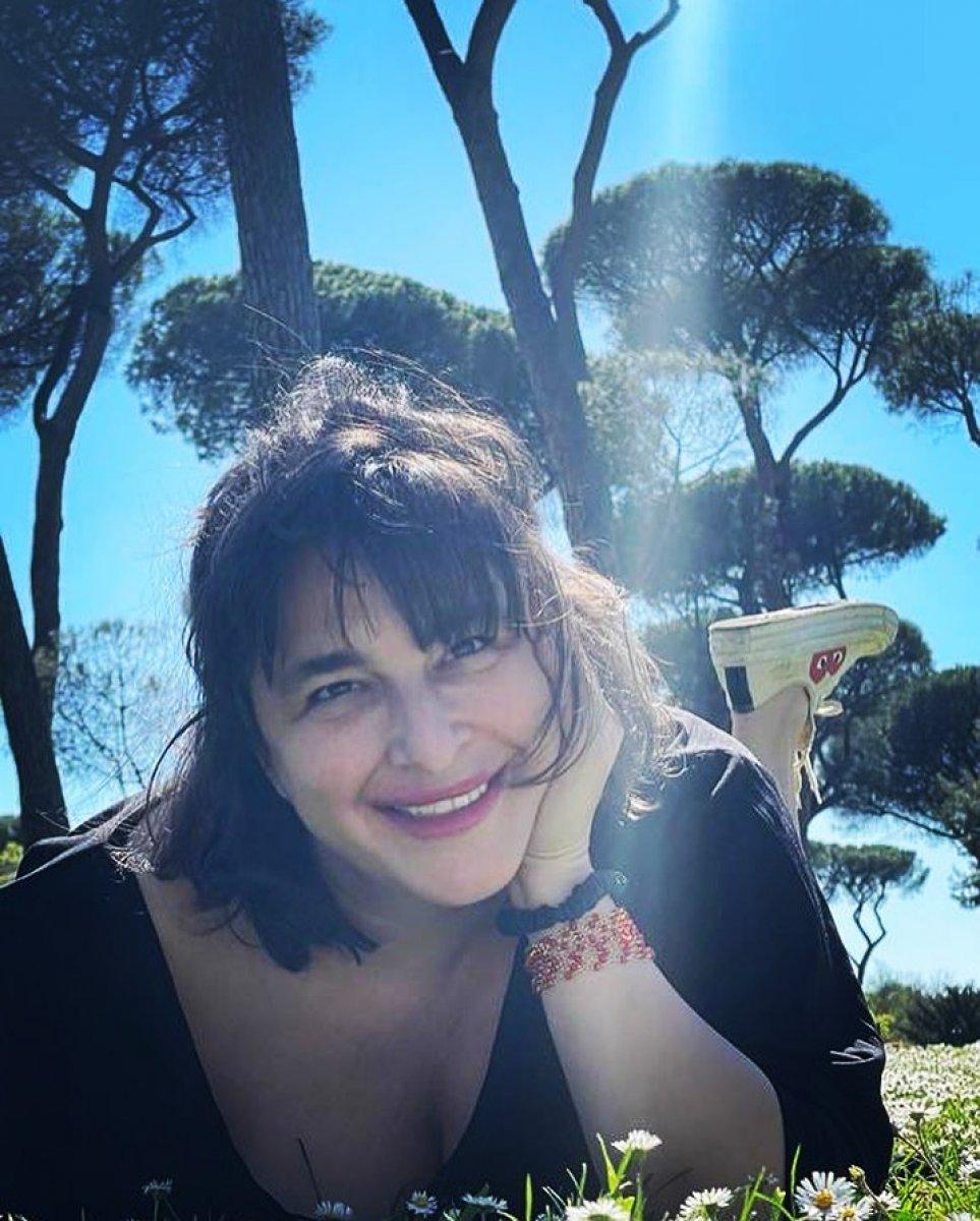 Esra Dermancıoğlu çimlerde poz verdi