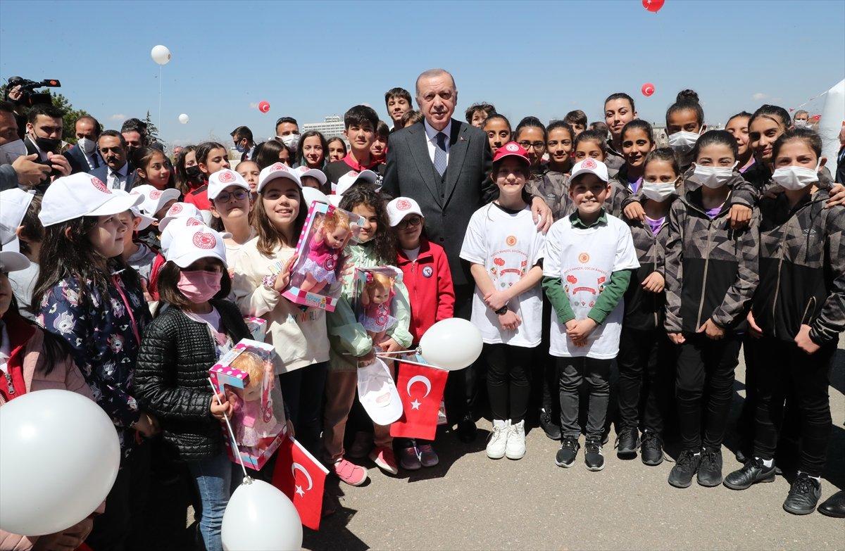 Cumhurbaşkanı Erdoğan, Meclis’te karşılaştığı çocuklarla sohbet etti