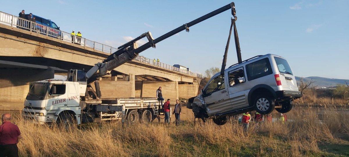 Kızılırmak Nehri'ne uçan araçtaki karı-koca öldü
