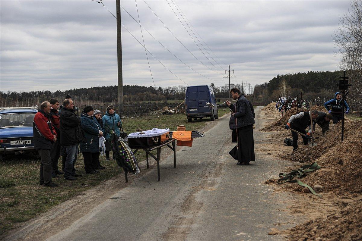 Buça'da cansız bedenler, kimlik tespiti sonrası defnediliyor