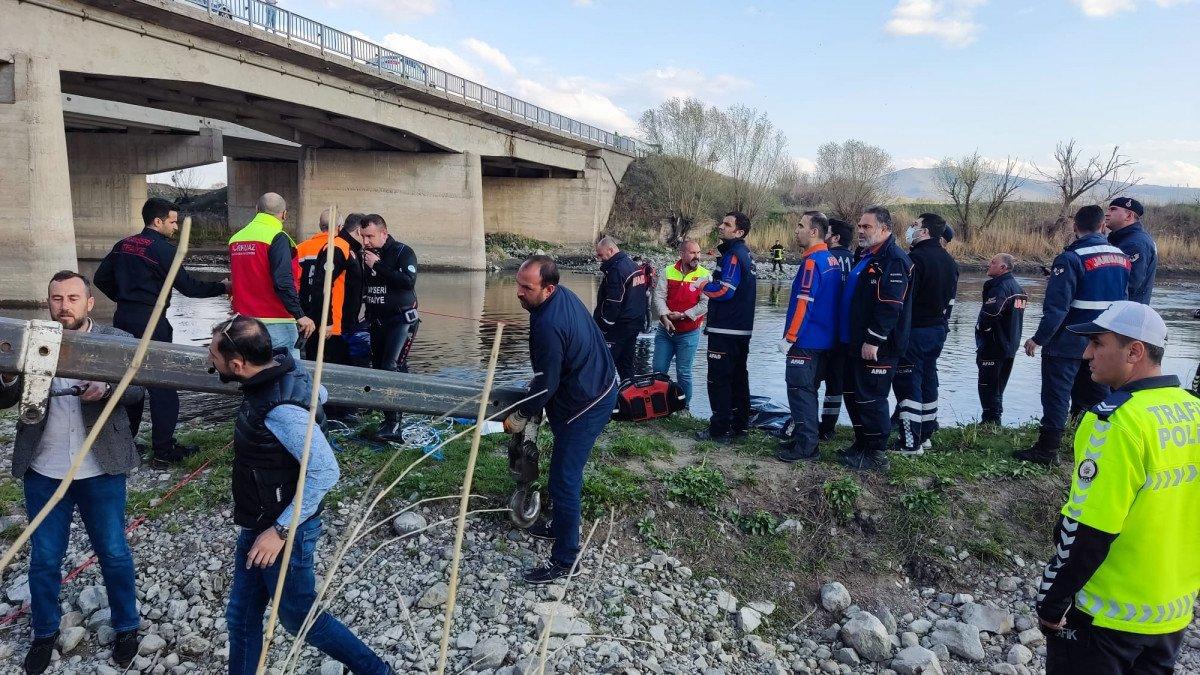 Kızılırmak Nehri'ne uçan araçtaki karı-koca öldü