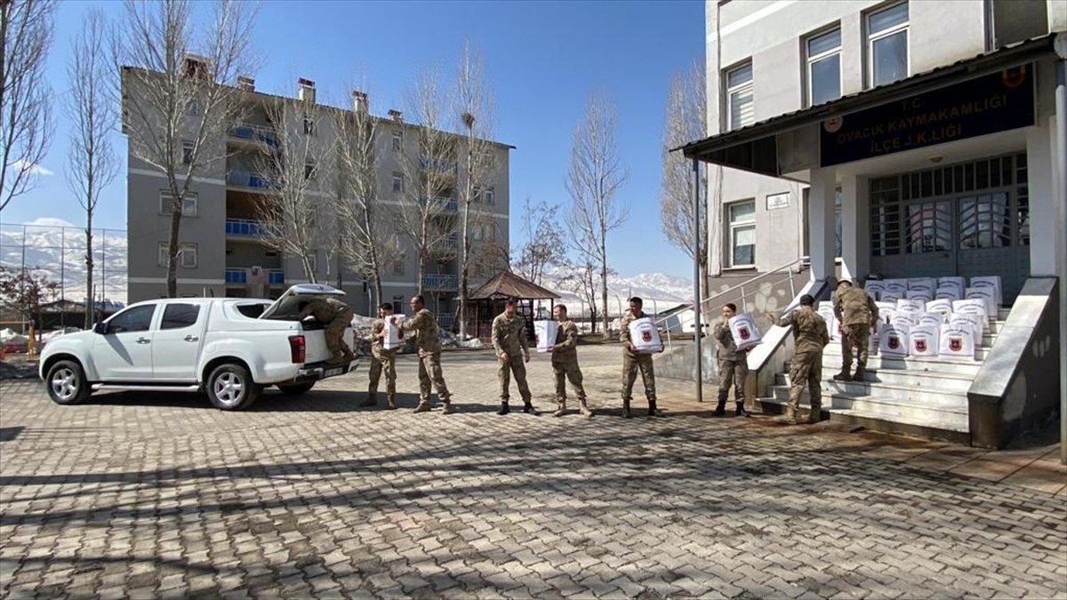 Mehmetçik, Tunceli'deki ihtiyaç sahibi ailelere gıda yardımı yaptı