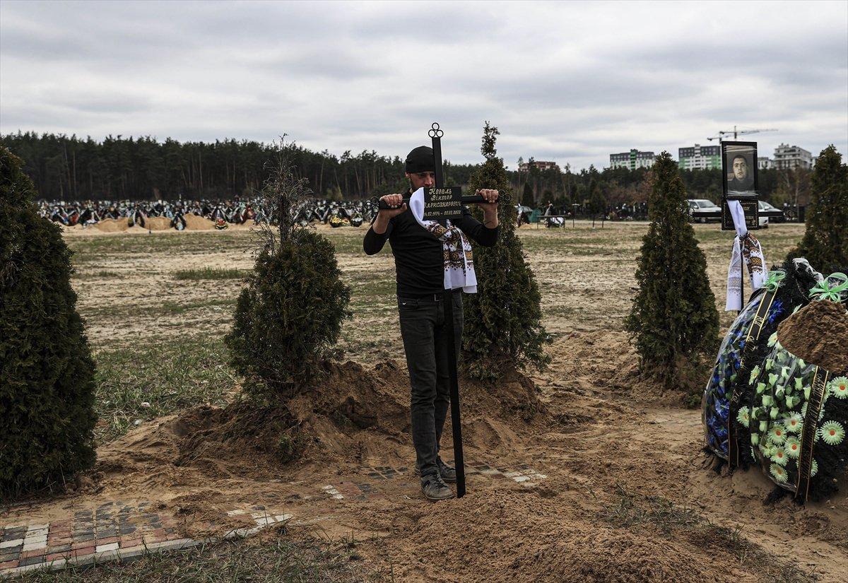 Buça'da cansız bedenler, kimlik tespiti sonrası defnediliyor