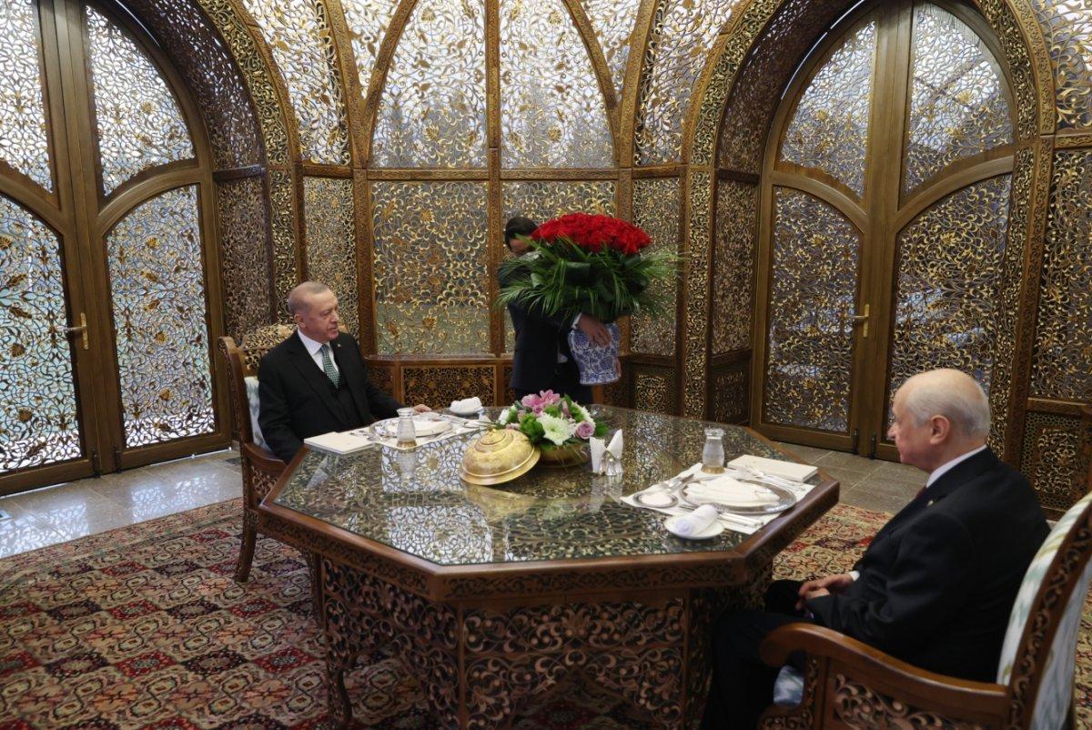 Devlet Bahçeli'den Cumhurbaşkanı Erdoğan'a 99 gül hediyesi