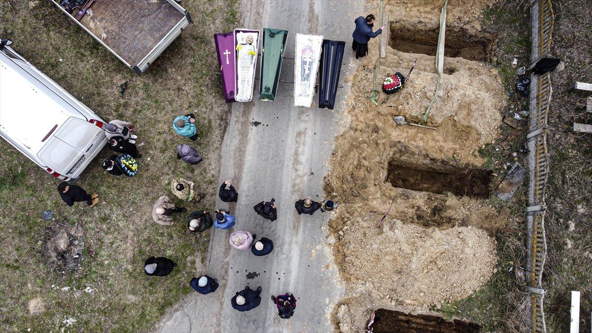 Buça'da cansız bedenler, kimlik tespiti sonrası defnediliyor
