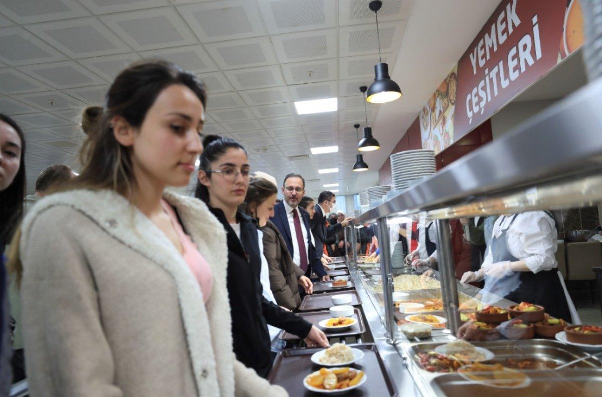 Bakan Kasapoğlu, Erzurum'da öğrencilerle bir araya geldi