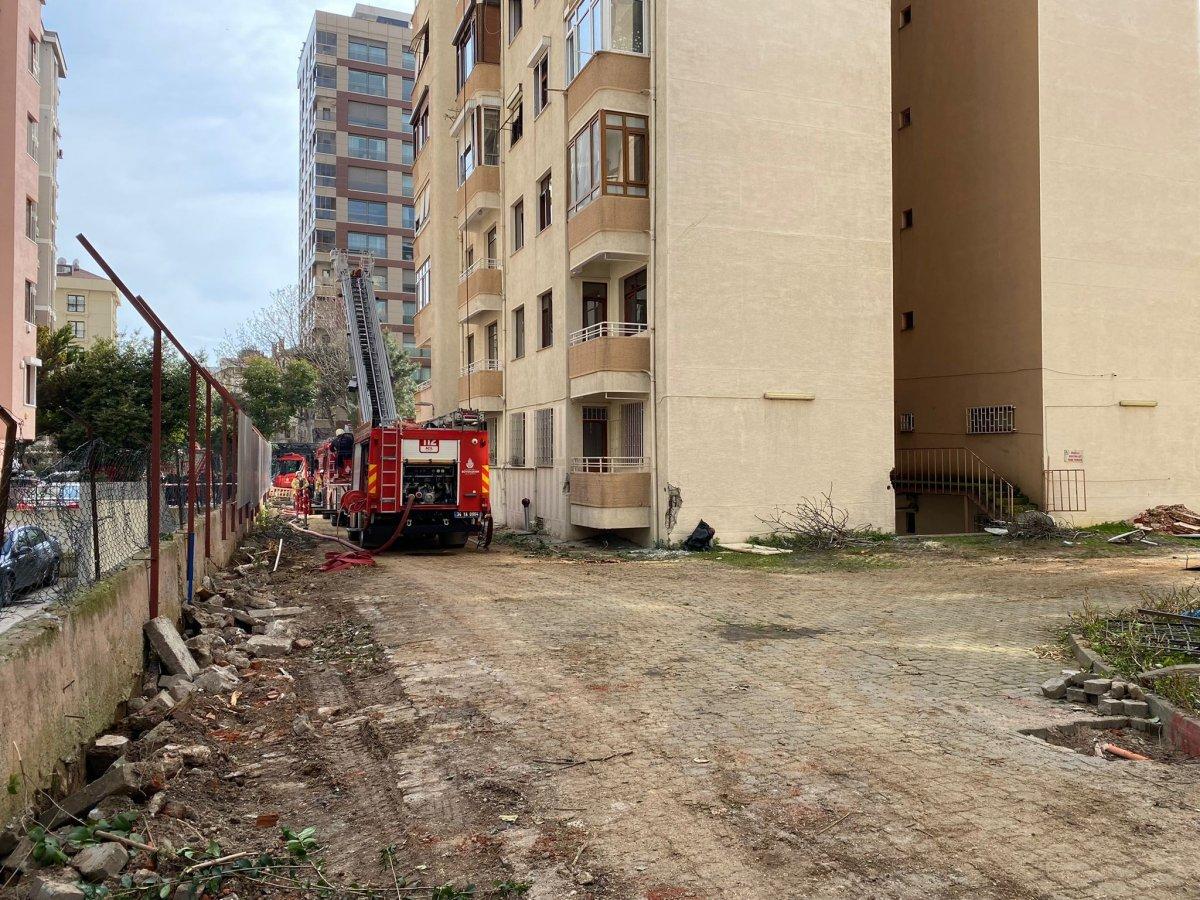 Kadıköy'de metruk binada çıkan yangın söndürüldü