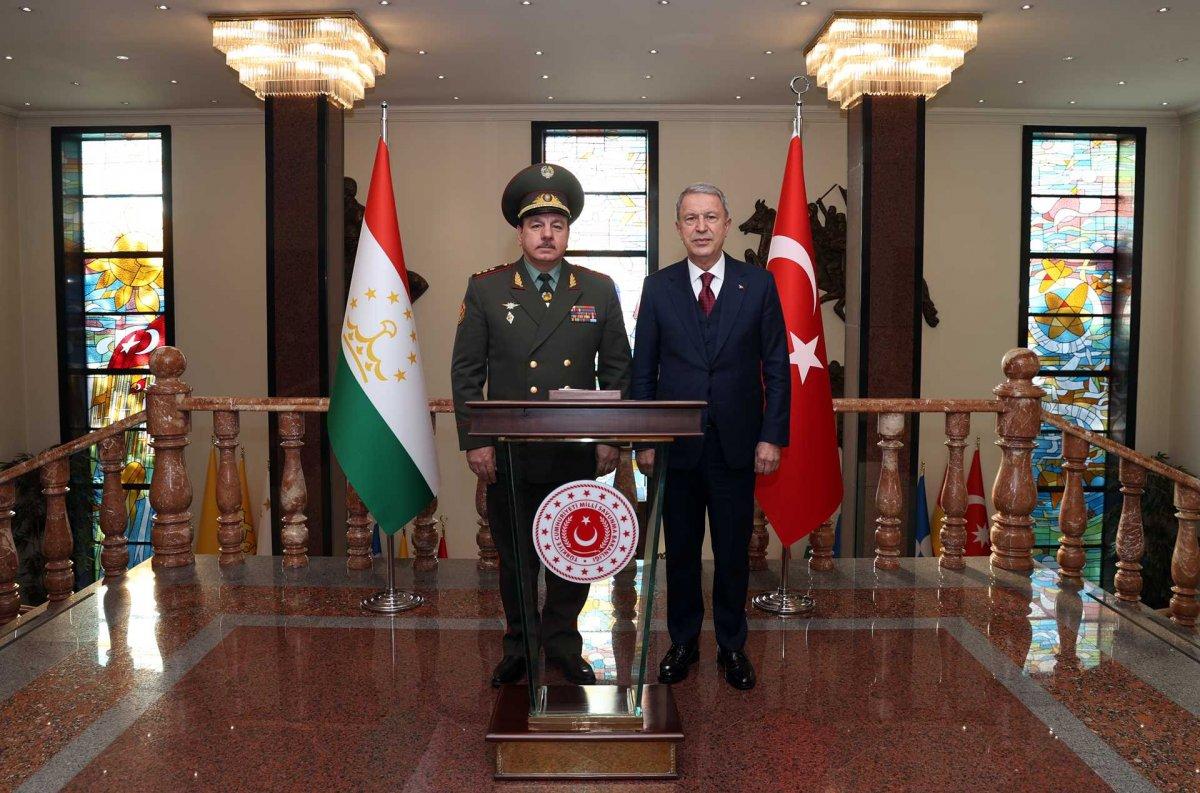 Hulusi Akar, Tacikistan Savunma Bakanı ile bir araya geldi